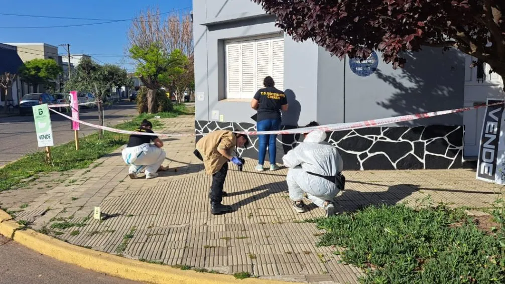 Próximos técnicos superiores en Escena del Crimen hicieron prácticas en una esquina de la ciudad 