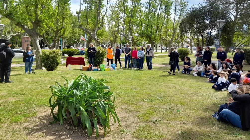 Alumnos de Inicial y Maternal del IJS compartieron una tarde en la Plaza Italia