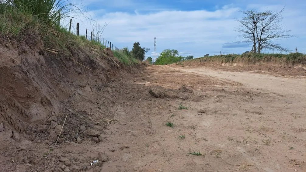 Extrajeron tierra en la continuación de la calle Saavedra y hay peligro para quienes pasen por allí