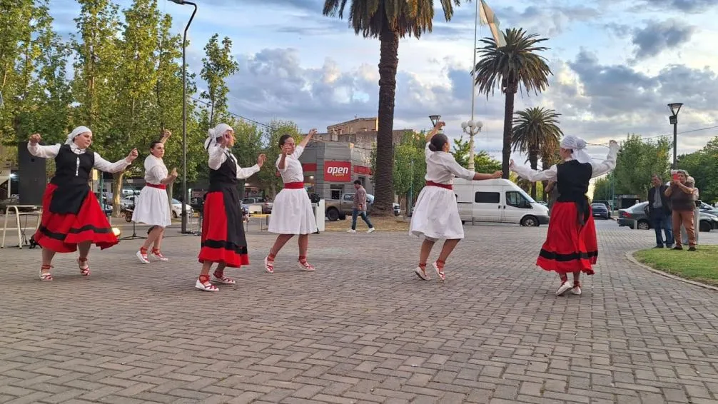 La Verbena le puso música, color y sabor al Centro Cívico