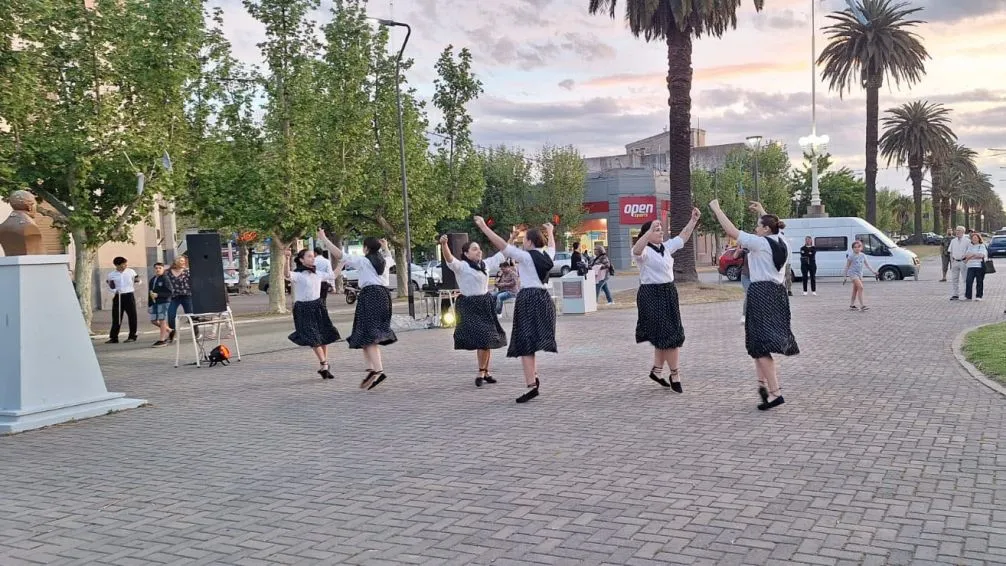 La Verbena le puso música, color y sabor al Centro Cívico