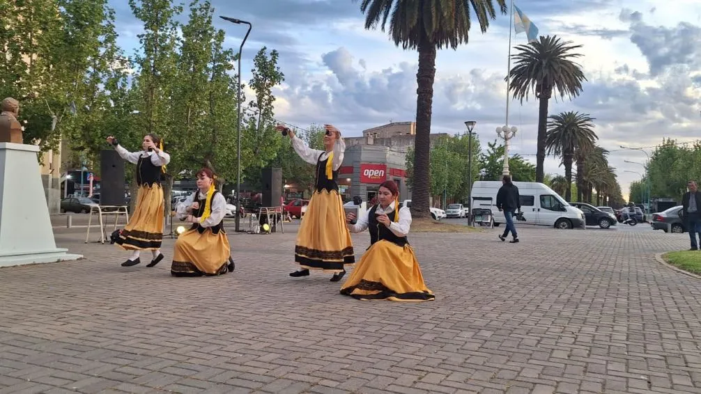 La Verbena le puso música, color y sabor al Centro Cívico