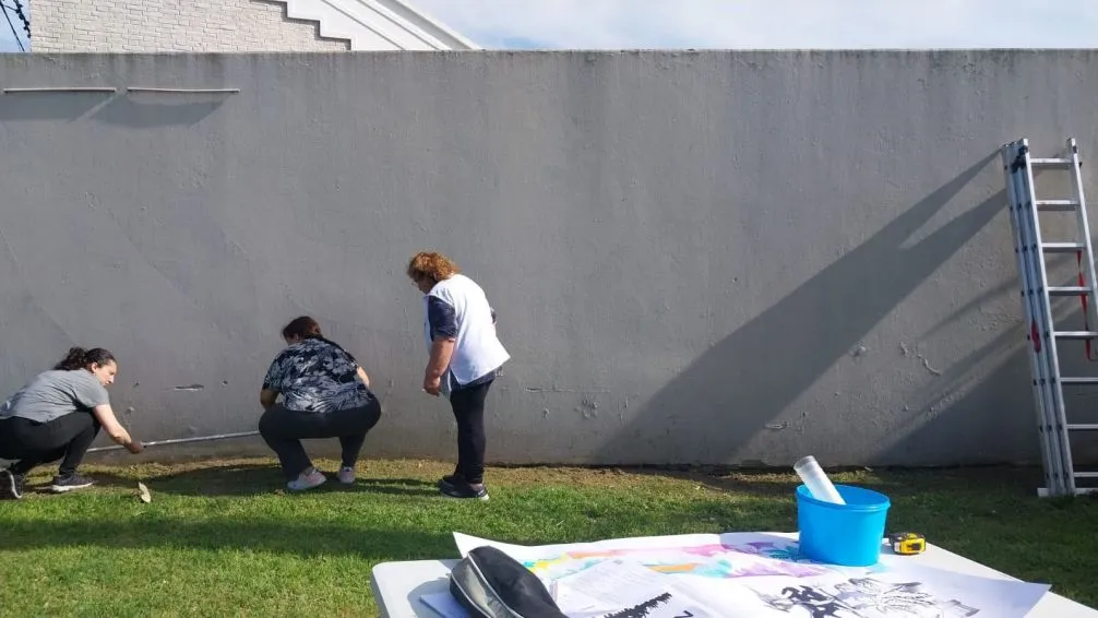 Comenzaron a pintar el mural en el parque