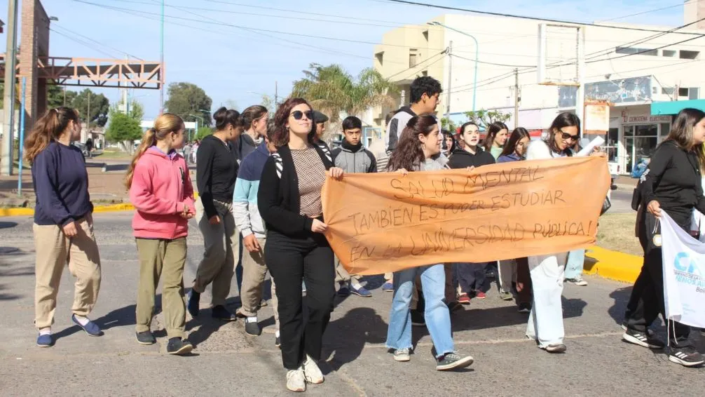  El intendente Pisano acompañó la marcha de la Salud Mental