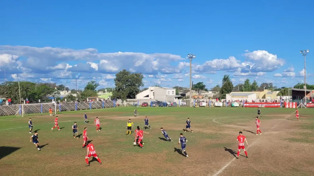 Empleados se quedó con el clásico del fútbol local