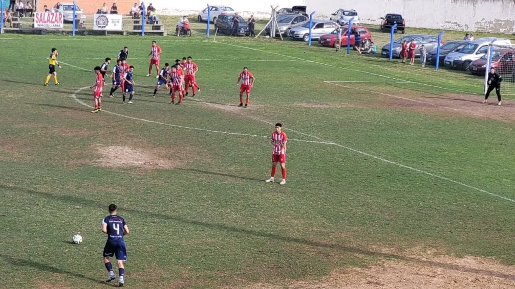 Empleados se quedó con el clásico del fútbol local