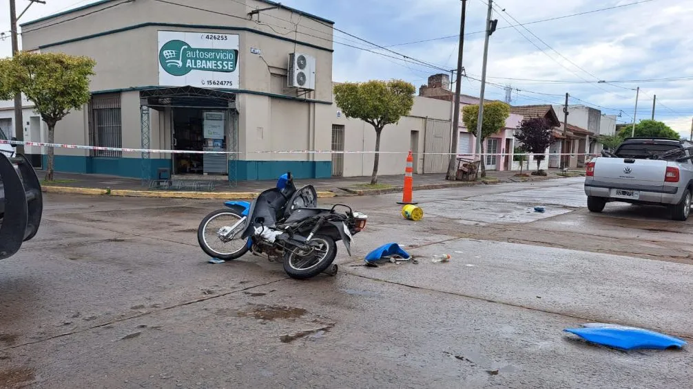 Un hombre hospitalizado tras choque entre moto y camioneta