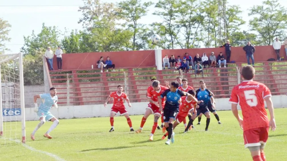 En un encuentro parejo, sin figuras, Independiente acertó en su primer ataque y se quedó con los tres puntos.