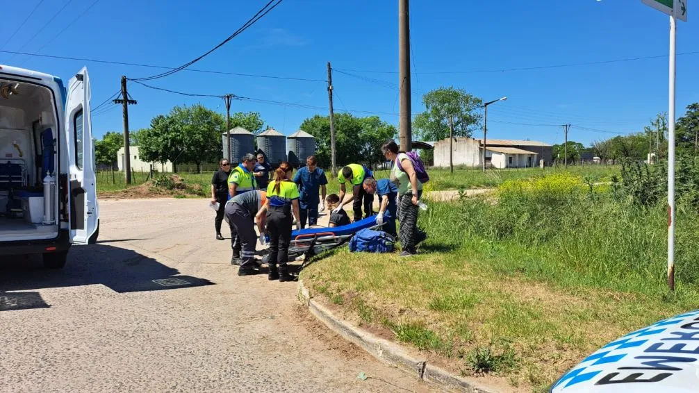 Ciclista derivado al hospital luego de un leve impacto con un auto