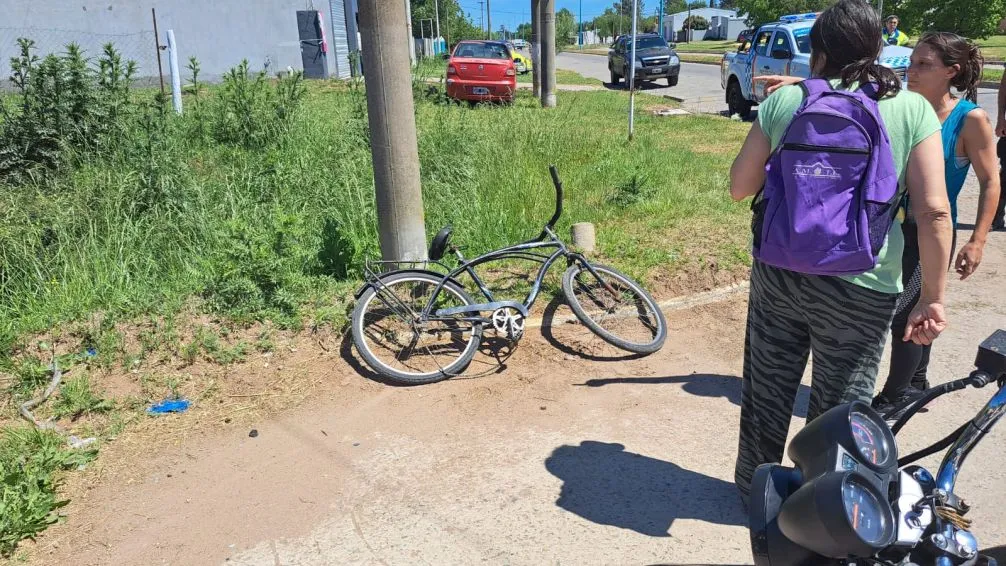 Ciclista derivado al hospital luego de un leve impacto con un auto