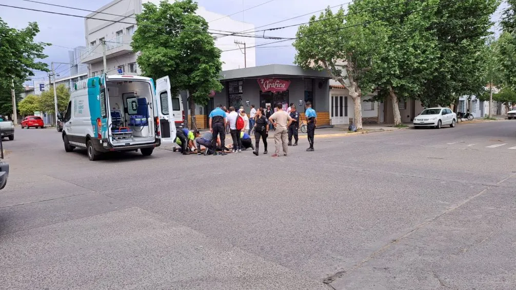 Menor en bicicleta impactó con una camioneta y fue llevada al hospital