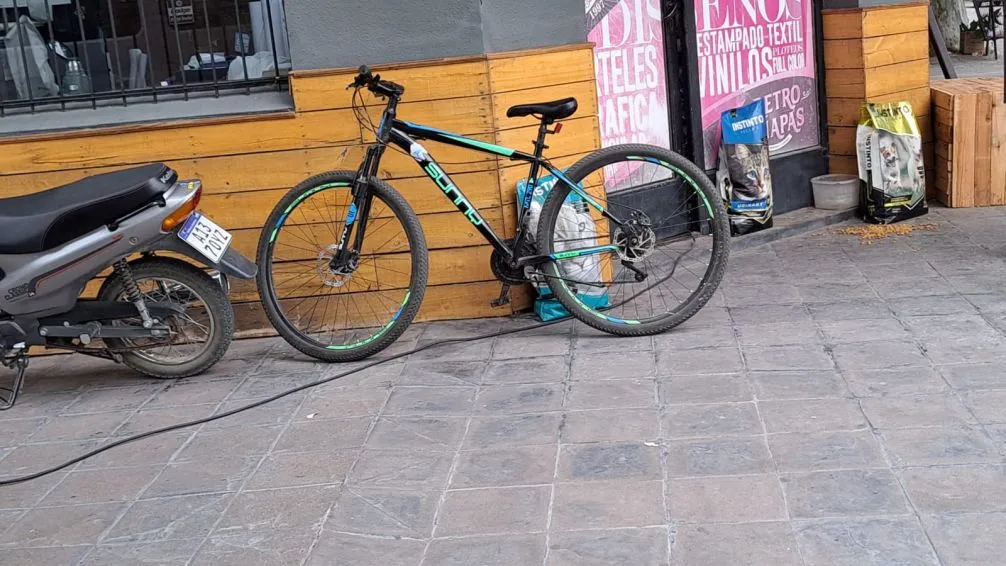 Menor en bicicleta impactó con una camioneta y fue llevada al hospital