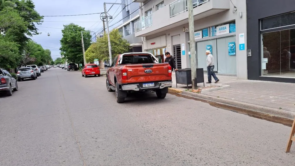 Menor en bicicleta impactó con una camioneta y fue llevada al hospital