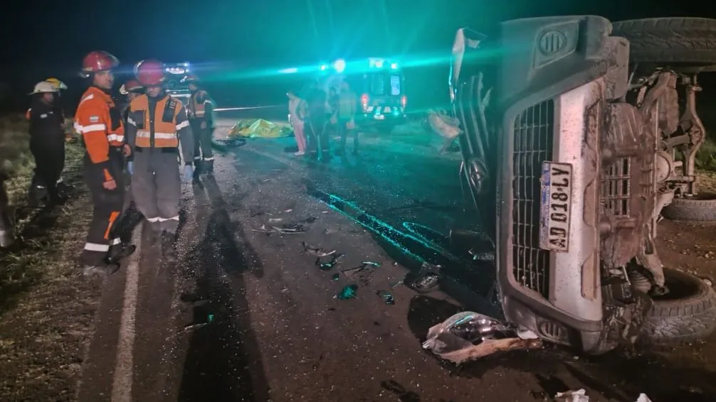 Dos jóvenes fallecidos y un hospitalizado tras un choque y vuelco en la Ruta 65