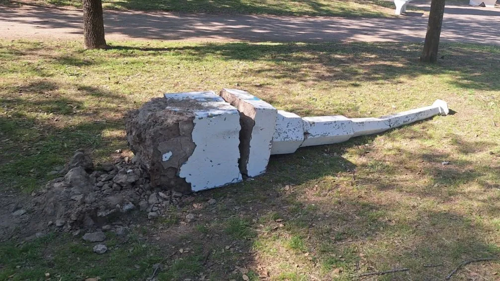  Otro acto de vandalismo en la plaza Ricardo Rojas