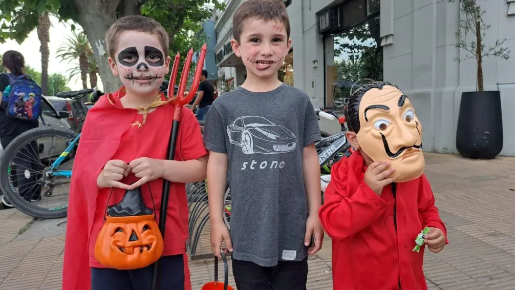 Los niños disfrutaron de la fiesta de Halloween en las calles de Bolívar