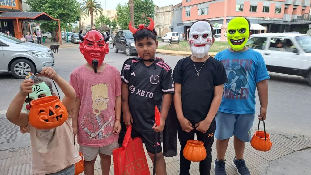 Los niños disfrutaron de la fiesta de Halloween en las calles de Bolívar