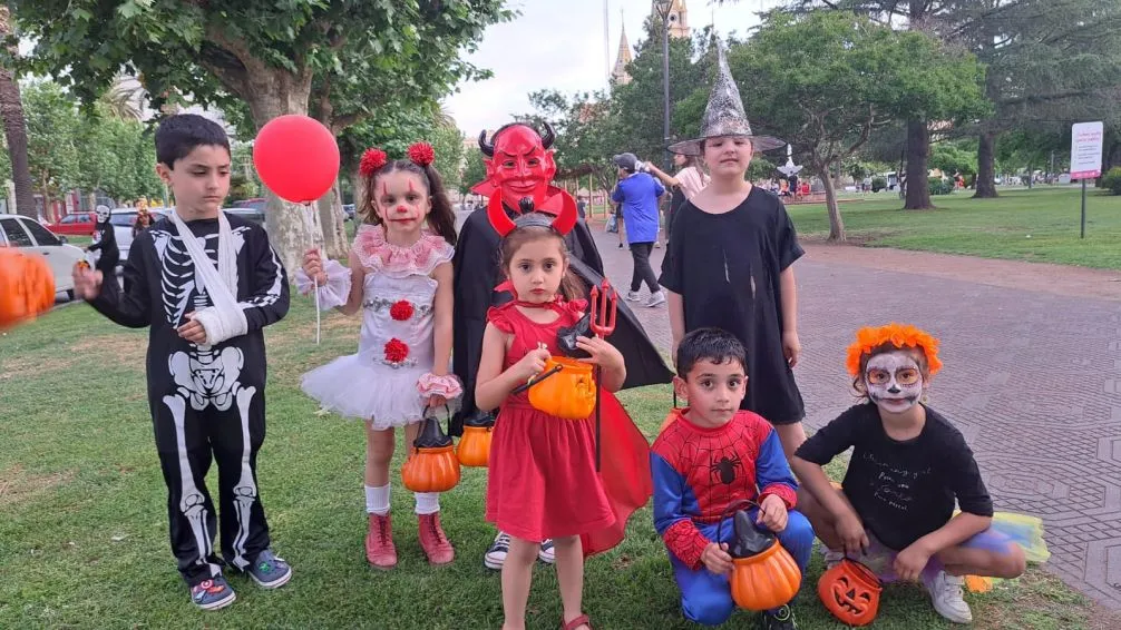 Los niños disfrutaron de la fiesta de Halloween en las calles de Bolívar