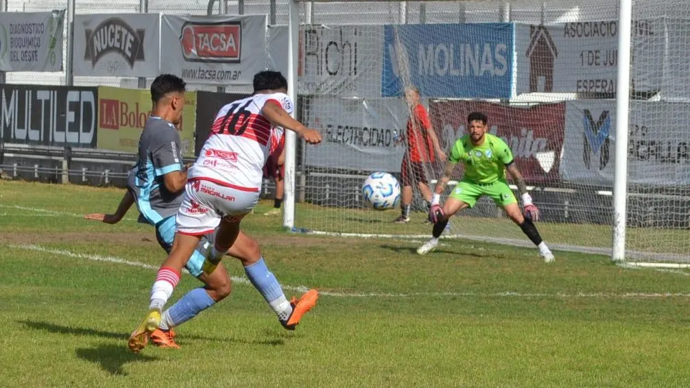 Pancho Rago atajando para Temperley en el último partido de su equipo en esta temporada.