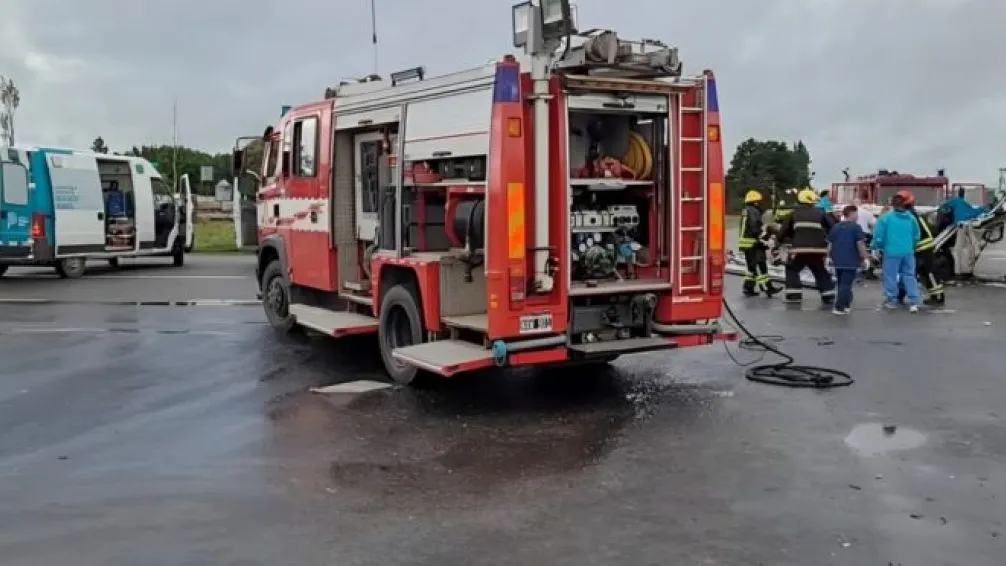 La Policía y los bomberos trabajan en el sitio del choque fatal. (Captura de video | Síncope Noticias)