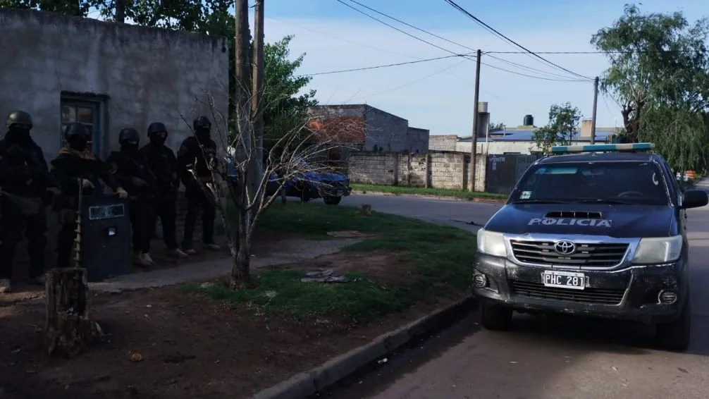 Allanaron dos domicilios en el Barrio Los Zorzales