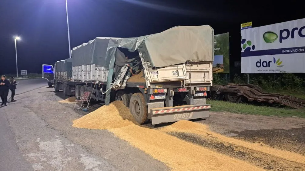  Choque de camiones produjo el derrame de trigo en plena rotonda