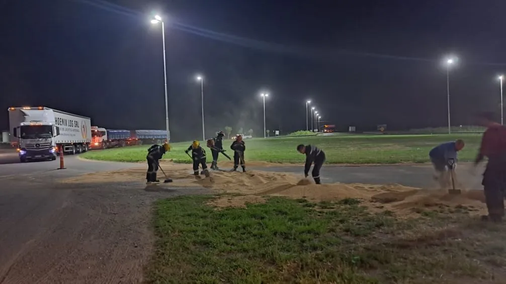  Choque de camiones produjo el derrame de trigo en plena rotonda