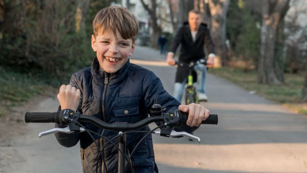 El impacto positivo de andar en bicicleta en el desarrollo infantil