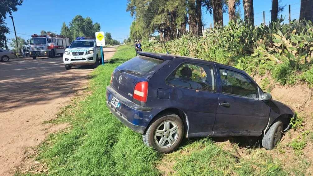 Auto cayó a un zanjón frente a la Escuela 18