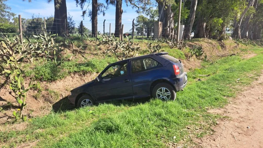 Auto cayó a un zanjón frente a la Escuela 18