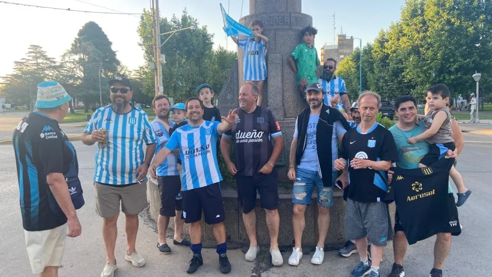 Hinchas de Racing celebran en Bolívar y unos cuantos en Asunción