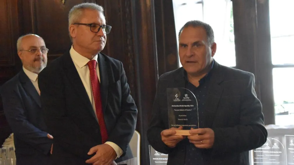 El bolivarense Hugo Ferrer, director de Grupo Crónica (atrás), recibió el premio “Decano Roberto Di Sandro”.