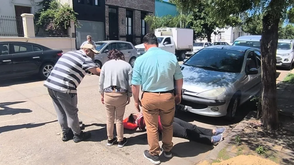 Una mujer cayó y fue asistida en la vereda de Anses