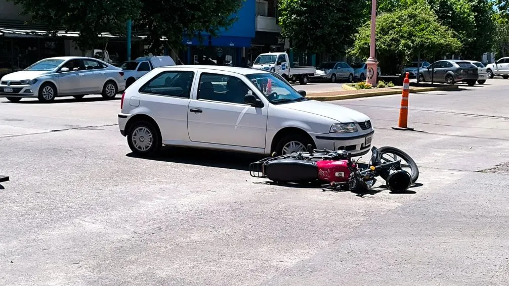 Chocaron auto y moto en la avenida San Martín y Rondeau