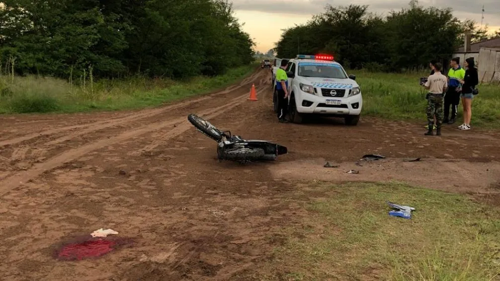 Violento choque entre auto y moto en un camino rural