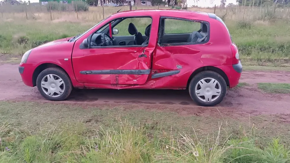 Violento choque entre auto y moto en un camino rural