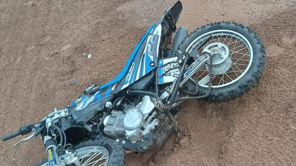 Violento choque entre auto y moto en un camino rural