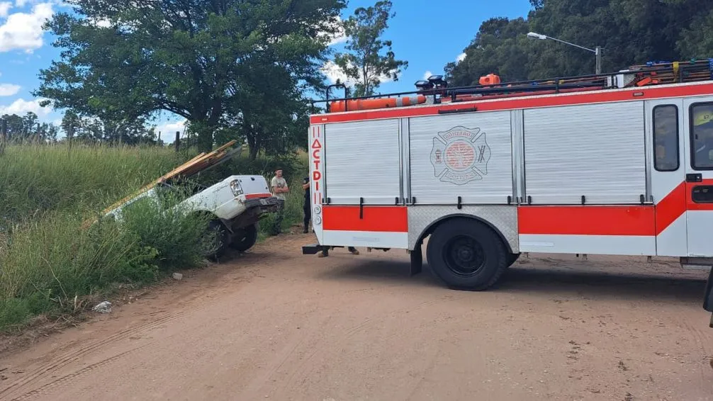 Sin freno de mano colocado, una camioneta se deslizó hacia un zanjón