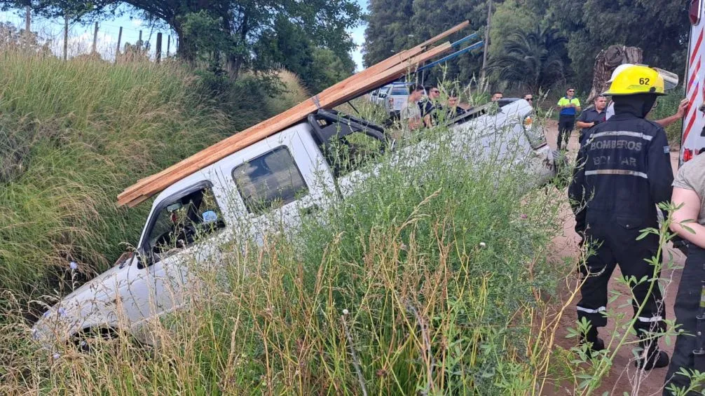 Sin freno de mano colocado, una camioneta se deslizó hacia un zanjón