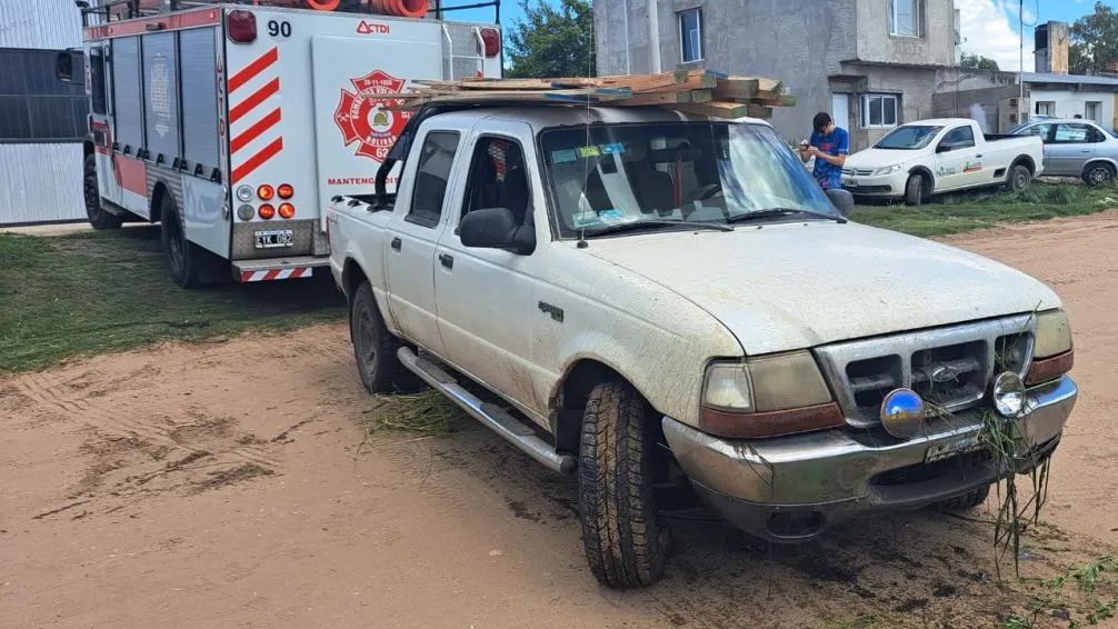 Sin freno de mano colocado, una camioneta se deslizó hacia un zanjón