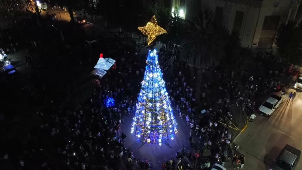 Quedó encendido anoche el "Árbol de los Sueños"