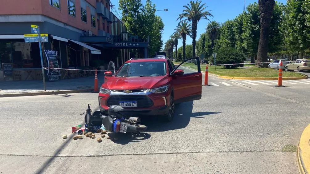 Auto y moto chocaron en la rotonda de Brown y Alsina