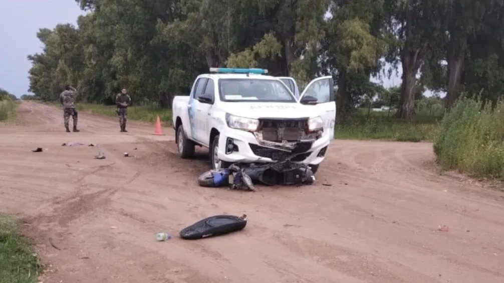 Móvil policial impactó con un motociclista menor de edad y le ocasionó fracturas