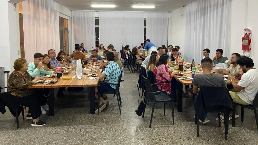 Un sector de las mesas instaladas en la planta baja del Club Independiente, durante la cena.