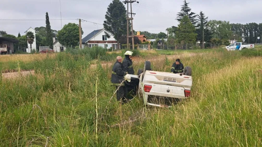 Mujer a bordo de un vehículo volcó en la Ruta 226