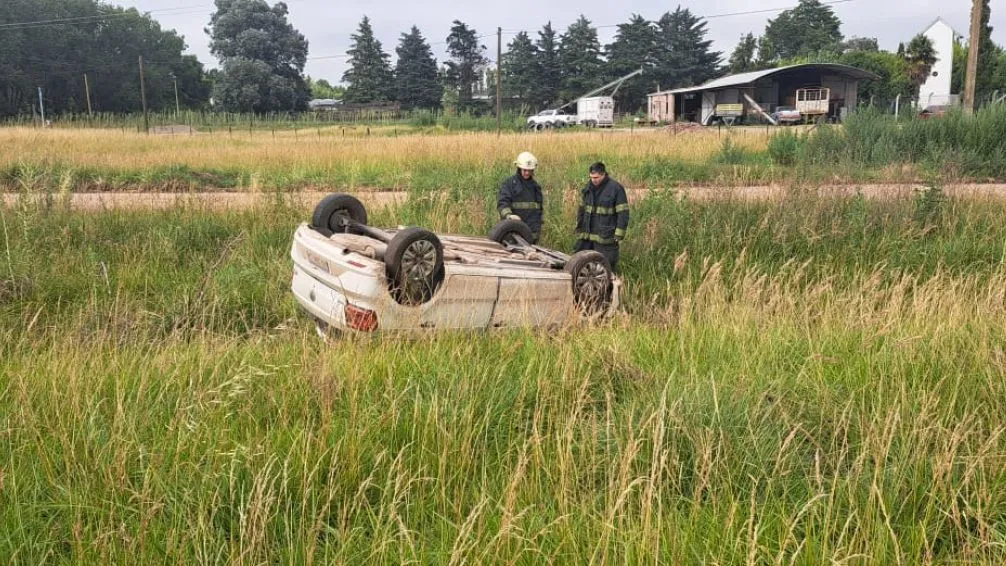 Mujer a bordo de un vehículo volcó en la Ruta 226