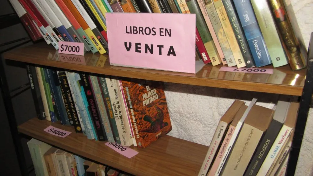 La Biblioteca Cabrera vende volúmenes a precios módicos para paliar sus urgencias