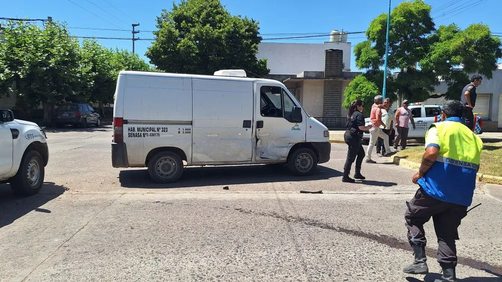 Fuerte impacto entre una camioneta y una combi: un hospitalizado