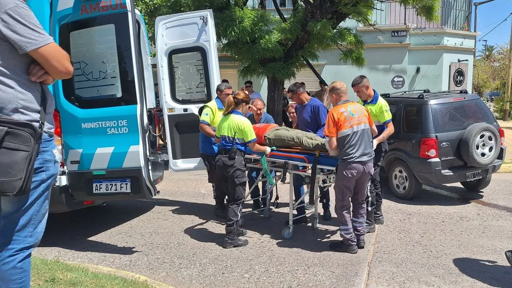 Fuerte impacto entre una camioneta y una combi: un hospitalizado