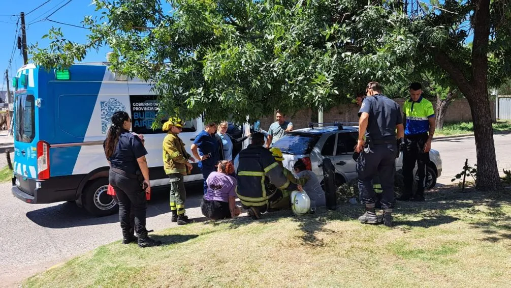 Apagaron fuego que se originó en el patio de una casa 